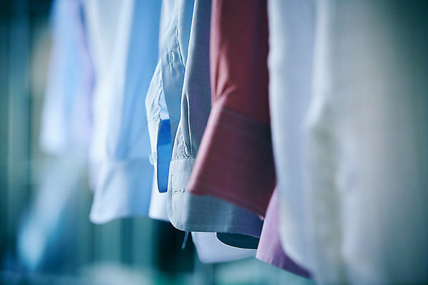 포토 JPG 해외이미지 드레스 옷 남자 셔츠 가사 비즈니스 건조 매달리기 정장 사람없음 유행 상점 줄무늬 직물 면 장롱 선택 빨래 옷걸이 묘사 오브젝트 세탁소 신발장 정중 스타일 해외포토 가구 컨셉 상의 무늬 모션 사람 파일형식 이미지허브