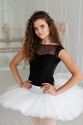 포토 JPG 해외이미지 백인 여자 허리손 실내 한명 사람 상반신 성인 앞모습 춤 우아함 발레 발레리나 발레복 성인여자한명만 해외포토 서양인 1 옷 뷰포인트 포즈 컨셉 문화예술 내부 여자한명만 성인여자만 파일형식 이미지허브