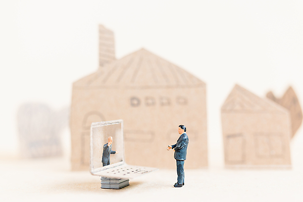 포토 JPG 해외이미지 백그라운드 컨셉 인터넷 비즈니스 통신 성공 노동자 주택 사람 사람없음 노트북 컴퓨터 사무실 장난감 미니어처 업무 작업 바이러스 작음 오브젝트 해외포토 직업 건물 전자제품 모형 크기 파일형식 이미지허브