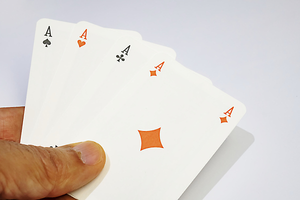 포토 JPG 해외이미지 손 근접촬영 신체부위 잡기 트럼프 도박 포커 에이스 해외포토 뷰포인트 모션 사람 놀이용품 게임 파일형식 이미지허브