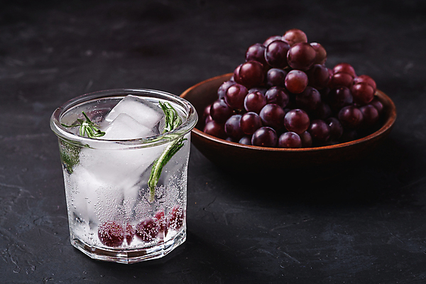 포토 JPG 해외이미지 포도 검은배경 잔 사람없음 얼음 투명 탄산음료 로즈메리 나무그릇 탄산수 해외포토 자연요소 그릇 식기 음료 백그라운드 과일 목재 물 검은색 허브 탄산 파일형식 이미지허브