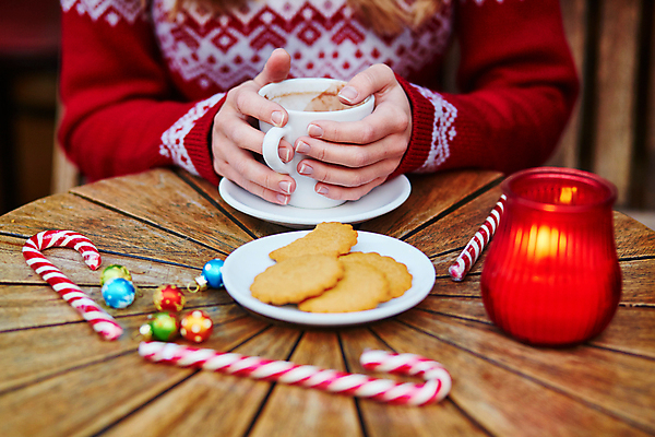 포토 JPG 해외이미지 라이프스타일 손 행복 유럽 커피 음료 크리스마스 겨울 오렌지 손가락 탁자 휴가 전등 새로움 거리 한명 미소 사람 야외 장식 컵 유행 여행객 쿠키 식당 초콜릿 활발 카페 프랑스 흰색 도시 막대기 연도 긍정 프랑스어 파리(프랑스) 해외포토 문자 1 식기 계절 기념일 감정 나라 컬러 가구 컨셉 과일 디저트 조명 표정 생활 신체부위 상점 파일형식 이미지허브
