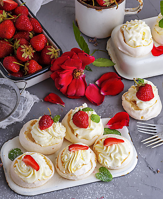 포토 JPG 해외이미지 딸기 디저트 실내 사람없음 케이크 머랭 파블로바 해외포토 음식 과일 내부 파일형식 이미지허브