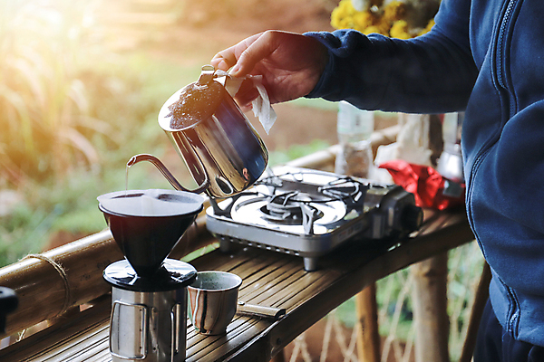 포토 JPG 해외이미지 전통 라이프스타일 손 커피 음료 컨셉 자연 주전자 아침 사람 사람없음 야외 컵 물 빛 캠핑 장비 젖음 흐름 뜨거움 상쾌 아로마 바리스타 에스프레소 내추럴 스타일 해외포토 주간 자연요소 직업 식기 감정 주방용품 레저 생활 신체부위 생태계 파일형식 이미지허브