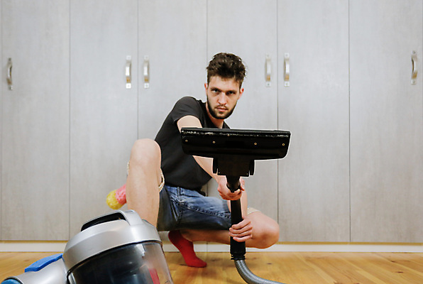 포토 JPG 해외이미지 직업 행복 가구 가사 거실 가정 남편 노동자 아파트 실내 한명 내부 일상 인테리어 기계 청결 방 붓 도움 수리 위생 청소 서비스 싱글 주부 먼지 리빙 청소부 위생관리 정리함 해외포토 1 디자인 감정 생활용품 컨셉 주택 관리 사람 라이프 파일형식 이미지허브