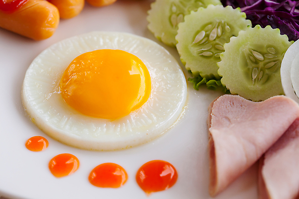 포토 JPG 해외이미지 오이 실내 근접촬영 사람없음 소시지 아침식사 계란프라이 미국음식 슬라이스햄 해외포토 뷰포인트 채소 서양음식 내부 식사 가공식품 계란요리 햄 파일형식 이미지허브