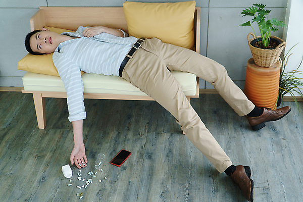 포토 JPG 해외이미지 손 남자 컨셉 바닥 스트레스 주택 실내 건강 한명 사람 동양인 성인 30대 스마트폰 약 방 고통 하트 긴급 죽음 비즈니스맨 질병 공격 사건 문제 중독 거짓말 옛날 혼자 해외포토 모양 1 감정 비즈니스 의학 모션 인종 내부 건물 신체부위 장년 핸드폰 스마트기기 직장인 파일형식 이미지허브