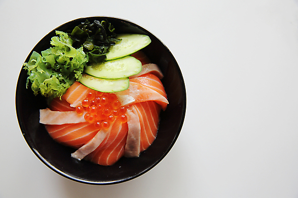 포토 JPG 해외이미지 그릇 오이 실내 사람없음 하이앵글 상추 흰배경 덮밥 연어알 일본음식 연어덮밥 해외포토 식기 음식 뷰포인트 백그라운드 채소 내부 알 흰색 파일형식 이미지허브