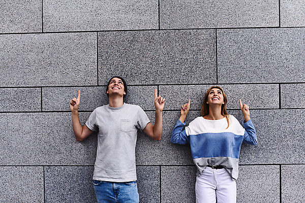 포토 JPG 해외이미지 백인 손 커플 여자 남자 행복 벽 결혼 백그라운드 셔츠 티셔츠 2 손가락 관계 남편 함께함 사랑 서기 사람 두명 친구 우주 회색 가리킴 아내 떨어짐 흥분 보여주기 해외포토 서양인 감정 컬러 컨셉 상의 모션 손짓 이벤트 신체부위 파일형식 이미지허브