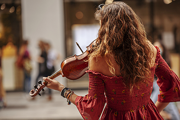 포토 JPG 해외이미지 주간 서양인 여자 연주 유럽풍경 들기 상반신 성인 야외 뒷모습 아웃포커스 이탈리아 잡기 바이올린 한병 바이올리니스트 길거리예술가 성인여자한명만 해외포토 자연요소 외국인 1 유럽 음악 뷰포인트 모션 현악기 촬영기법 사람 풍경 연주자 예술가 병_담는 여자한명만 성인여자만 파일형식 이미지허브