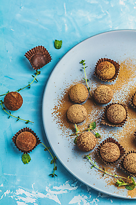 포토 JPG 해외이미지 접시 음식 백그라운드 공 디저트 쟁반 건강 사탕 선물 사람없음 갈색 쿠키 과자 케이크 초콜릿 검은색 어둠 에너지 견과류 흰색 원형 그룹 사발 달콤 맛 가루 먹기 날것 코코아 채식주의자 카카오 페스츄리 핸드메이드 비건 해외포토 도형 식기 음료 빵 컬러 컨셉 모션 사기그릇 채식 파일형식 이미지허브