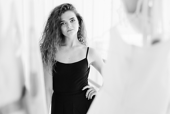 포토 JPG 해외이미지 백인 여자 허리손 흑백 실내 한명 사람 상반신 성인 앞모습 춤 우아함 소프트포커스 발레 발레리나 발레복 성인여자한명만 해외포토 서양인 1 옷 뷰포인트 포즈 컨셉 문화예술 촬영기법 내부 여자한명만 성인여자만 파일형식 이미지허브