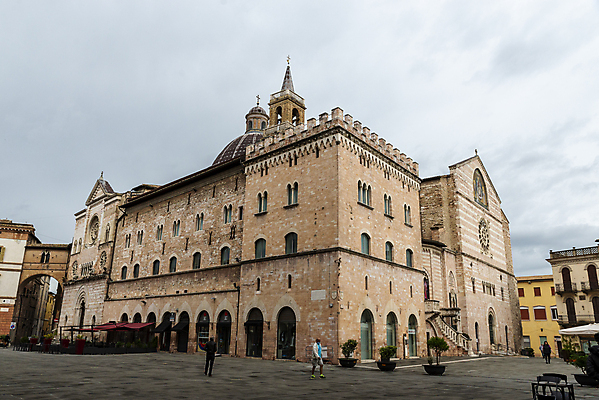 포토 JPG 해외이미지 나무 외관 종교 문화 호수 조각 건축양식 창문 자연 하늘 주택 미술 사람없음 야외 건물 목재 파란색 성당 교회 여행객 문 마을 이탈리아 궁전 시골 도시 역사 타운 수도원 기념물 로마네스크 수녀원 정문 회랑 해외포토 식물 건축물 건축 유럽 컬러 고건축 재료 종교건축 문화예술 사람 복도 생태계 파일형식 이미지허브