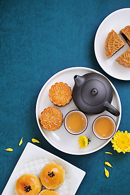 포토 JPG 해외이미지 꽃 디저트 실내 사람없음 하이앵글 찻잔 찻주전자 파란배경 월병 해외포토 식물 음식 뷰포인트 백그라운드 주전자 잔 내부 파란색 과자 중국전통 파일형식 이미지허브