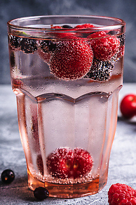 포토 JPG 해외이미지 잔 사람없음 투명 체리 탄산음료 산딸기 베리 콘크리트 탄산수 해외포토 식기 음료 과일 물 탄산 파일형식 이미지허브