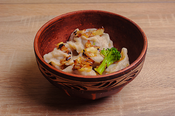 포토 JPG 해외이미지 전통 접시 유럽 음식 채소 탁자 양파 요리 사람없음 목재 장식 갈색 주방 식당 식사 저녁식사 튀김 뜨거움 사발 맛 상품 브로콜리 먹기 가득함 반죽 점토 광택 경단 러시아인 삶기 우크라이나 입가심 전국 핸드메이드 해외포토 서양인 나무 식기 나라 컬러 가구 컨셉 재료 모션 상점 사기그릇 파일형식 이미지허브