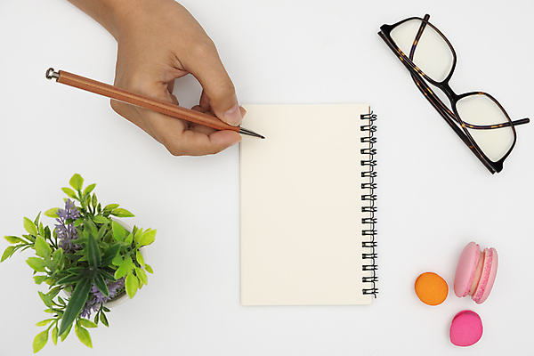 포토 JPG 해외이미지 식물 템플릿 손 디자인 교육 남자 종이 백그라운드 비즈니스 텍스트 탁자 아이디어 직장 사람 사람없음 책 스터디 사무실 연필 펜 우주 다이어리 쪽지 공책 공백 흰색 기록 잡기 업무 오픈 잡지 정상 디자이너 작가 책상 그림 고립 프리랜서 미니멀 해외포토 직업 컬러 가구 컨셉 회사 모션 문구용품 학용품 신체부위 간행물 학습 필기구 사무용품 작업 파일형식 이미지허브