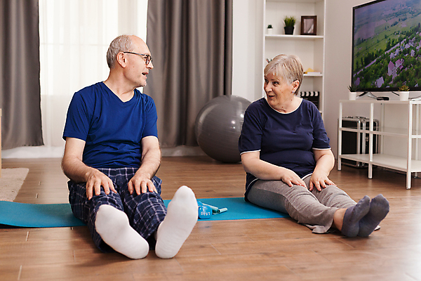 포토 JPG 해외이미지 전신 백인 라이프스타일 여자 노년 남자 거실 남편 함께함 건강 대화 앉기 두명 앞모습 옆모습 운동복 운동 마주보기 노부부 스트레칭 아령 매트 아내 노인만 해외포토 서양인 부부 옷 뷰포인트 컨셉 모션 말하기 사람 성인 생활 성인만 파일형식 이미지허브