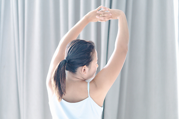 포토 JPG 해외이미지 라이프스타일 여자 여유 휴식 한명 상반신 성인 일상 뒷모습 스트레칭 커튼 기지개 성인여자한명만 해외포토 1 감정 뷰포인트 컨셉 모션 사람 라이프 생활 운동 여자한명만 성인여자만 파일형식 이미지허브