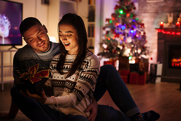 포토 JPG 해외이미지 백인 커플 여자 남자 행복 크리스마스 겨울 실내 선물 사랑 성인 두명 장식 빛 상자 어둠 놀람 기쁨 오픈 스웨터 성인만 해외포토 서양인 계절 기념일 감정 상의 관계 표정 사람 내부 파일형식 이미지허브