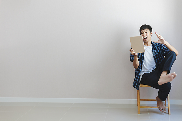 포토 JPG 해외이미지 백인 라이프스타일 응시 남자 행복 인터넷 비즈니스 통신 모바일 주택 실내 한명 사람 동양인 성인 스마트폰 쇼핑 컴퓨터 사무실 알약 상점 디지털 잡기 업무 작업 비즈니스맨 자신감 구매 가격 상업 결제 온라인 전자상거래 마케팅 터치스크린 해외포토 서양인 1 시선 감정 모션 인종 내부 건물 생활 전자제품 핸드폰 스마트기기 약 직장인 파일형식 이미지허브