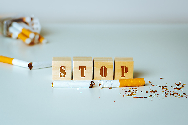 포토 JPG 해외이미지 스튜디오촬영 사람없음 정지 자르기 금연 담배꽁초 금연데이 끊어짐 나무블록 해외포토 기념일 캠페인 모션 담배 실내 목재 블록 사회이슈 파일형식 이미지허브