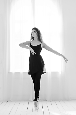 포토 JPG 해외이미지 전신 백인 여자 흑백 실내 한명 서기 사람 성인 앞모습 춤 우아함 발레 발레리나 발레복 성인여자한명만 해외포토 서양인 1 옷 뷰포인트 컨셉 모션 문화예술 촬영기법 내부 여자한명만 성인여자만 파일형식 이미지허브