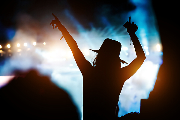 포토 JPG 해외이미지 손 행복 실루엣 무기 음악 부활절 바닥 함께함 폭죽 실내 관리 사람 이벤트 사람없음 노란색 파티 교회 디지털 축제 어둠 일몰 콘서트 공연 무대 기도 춤 악단 그룹 군중 야간 큼 DJ 클럽 디스코 복음 숭배 신앙심 칭찬 영광군 해외포토 자연요소 기념일 감정 컬러 컨셉 종교건축 문화예술 촬영기법 내부 건물 신체부위 노을 크기 전라남도 파일형식 이미지허브
