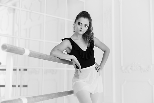 포토 JPG 해외이미지 백인 여자 허리손 흑백 실내 한명 사람 상반신 성인 앞모습 우아함 발레 발레리나 발레복 성인여자한명만 해외포토 서양인 1 옷 뷰포인트 포즈 컨셉 촬영기법 내부 춤 여자한명만 성인여자만 파일형식 이미지허브