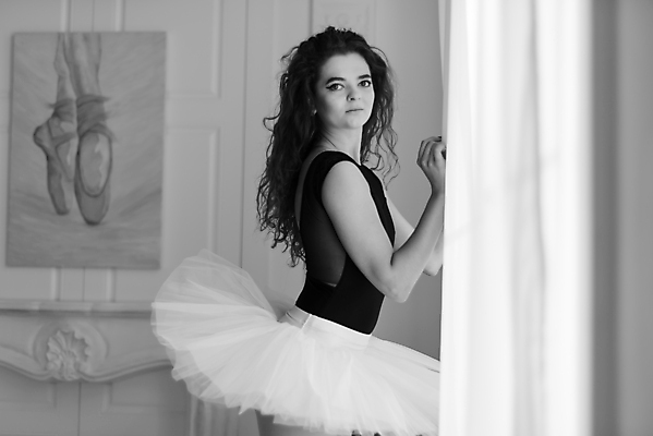 포토 JPG 해외이미지 백인 여자 흑백 실내 한명 사람 상반신 성인 옆모습 우아함 발레 발레리나 발레복 성인여자한명만 해외포토 서양인 1 옷 뷰포인트 컨셉 촬영기법 내부 춤 여자한명만 성인여자만 파일형식 이미지허브