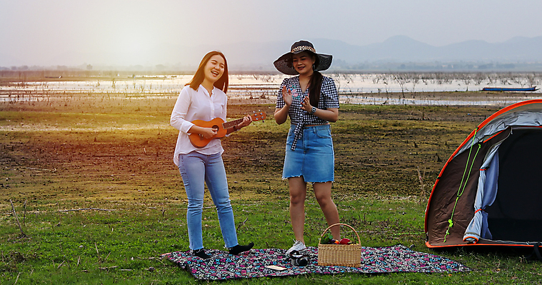 포토 JPG 해외이미지 라이프스타일 공원 여자 남자 행복 음료 음식 컨셉 자연 휴가 휴식 맥주 함께함 미소 웃음 사람 앉기 동양인 야외 두명 여름 친구 청춘 소풍 파티 와인 정원 식사 저녁식사 우정 축하 그룹 바비큐 먹기 주말 점심식사 해외포토 계절 공공시설 감정 관계 모션 주류 표정 인종 이벤트 생활 야외활동 생태계 파일형식 이미지허브