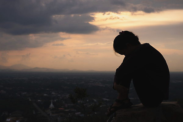 포토 JPG 해외이미지 1 라이프스타일 응시 여자 생각 한명 동양인 성인 슬픔 표현 드라마 문제 혼자 해외포토 시선 감정 사람 인종 생활 파일형식 이미지허브