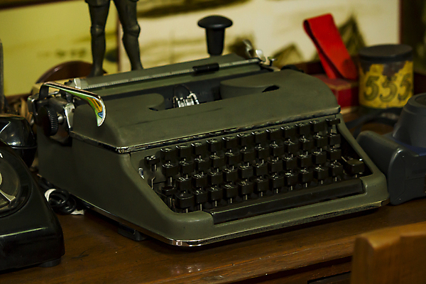 포토 JPG 해외이미지 종이 백그라운드 컨셉 탁자 열쇠 직장 이야기 사람없음 목재 책 사무실 숫자 검은색 기계 침묵 수확 골동품 키보드 메시지 기자 클래식 편지 작가 향수 책상 오브젝트 부식 복고 페이지 비서 타자기 시트 리포터 타입 구식 그런지 출판 카피스페이스 해외포토 나무 직업 문자 컬러 가구 농업 회사 비즈니스 재료 소리 화장품 공백 파일형식 이미지허브