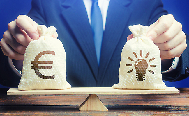 포토 JPG 해외이미지 남자 컨셉 돈 성공 아이디어 한명 성인 유로 잡기 돈자루 수평저울 전구모양 성인남자한명만 해외포토 모양 1 전구 모션 저울 사람 재산 남자한명만 성인남자만 파일형식 이미지허브