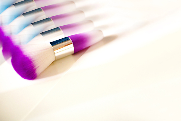 포토 JPG 해외이미지 여자 얼굴 분홍색 백그라운드 사람없음 유행 검은색 화장품 흰색 붓 화려 황금 우아함 상품 가루 볼터치 피부 오브젝트 만들기 아이섀도 고립 돌봄 연지 해외포토 컬러 컨셉 모션 사람 신체부위 화장 뷰티 파일형식 이미지허브