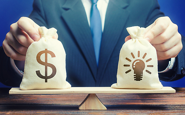 포토 JPG 해외이미지 남자 컨셉 돈 아이디어 한명 상반신 성인 앞모습 달러 잡기 돈자루 수평저울 전구모양 성인남자한명만 해외포토 모양 1 뷰포인트 전구 모션 저울 사람 재산 남자한명만 성인남자만 파일형식 이미지허브