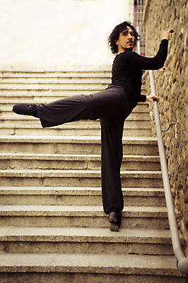 포토 JPG 해외이미지 주간 전신 남자 한명 사람 성인 야외 옆모습 계단 춤 잡기 우아함 발레 다리들기 성인남자한명만 해외포토 자연요소 1 뷰포인트 컨셉 모션 문화예술 남자한명만 성인남자만 파일형식 이미지허브