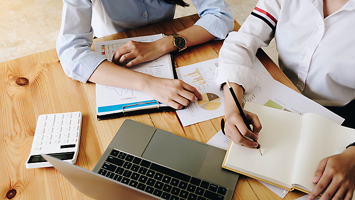 포토 JPG 해외이미지 직업 생각 비즈니스 사업가 통신 회의 협력 설계 노동자 함께함 대화 설명 사람없음 금융 가리킴 업무 작업 발표 그룹 계획 연결 대표 토론 분석 동료 문서 투자 경영 고용 마케팅 세미나 프로젝트 브레인스토밍 해외포토 컨셉 관계 모션 말하기 손짓 경제 구직 채용 파일형식 이미지허브