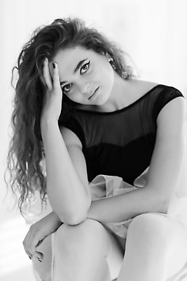 포토 JPG 해외이미지 백인 여자 흑백 실내 한명 사람 앉기 상반신 성인 앞모습 우아함 발레 발레리나 발레복 성인여자한명만 해외포토 서양인 1 옷 뷰포인트 컨셉 모션 촬영기법 내부 춤 여자한명만 성인여자만 파일형식 이미지허브