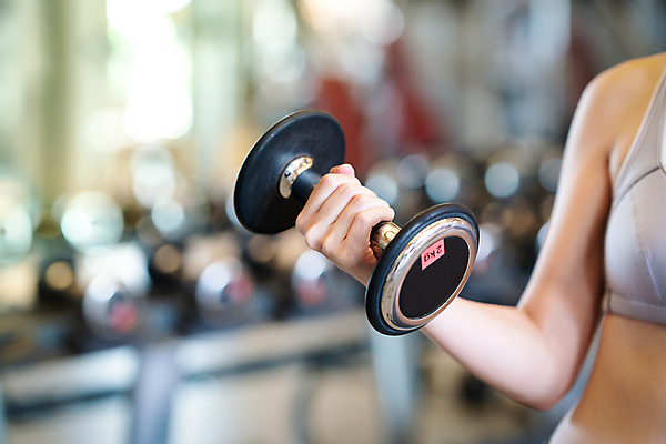 포토 JPG 해외이미지 라이프스타일 손 여자 다이어트 근육 실내 건강 들기 상반신 옆모습 아웃포커스 운동복 운동 건강관리 아령 해외포토 옷 뷰포인트 모션 촬영기법 관리 사람 내부 생활 신체부위 파일형식 이미지허브