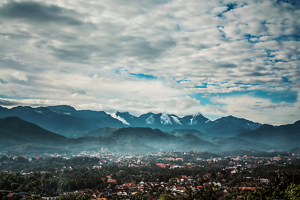 포토 JPG 해외이미지 나무 아시아 문화 여행 자연 하늘 산 따뜻함 풍경 사람없음 건물 가로 도시 사찰 역사 재산 저녁 언덕 장면 라오스 타운 메콩강 해외포토 식물 건축물 나라 종교건축 금융 야간 생태계 파일형식 이미지허브