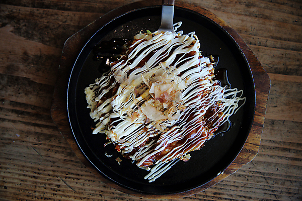 포토 JPG 해외이미지 실내 사람없음 하이앵글 오코노미야끼 일본음식 나무배경 해외포토 음식 뷰포인트 백그라운드 내부 파일형식 이미지허브