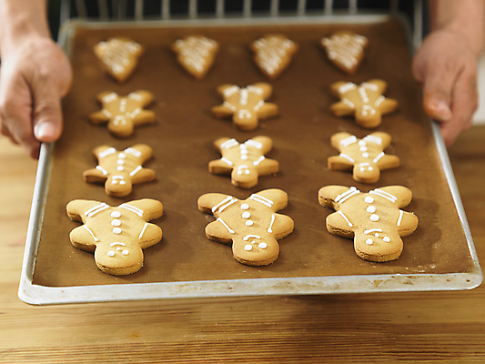포토 JPG 해외이미지 손 크리스마스장식 크리스마스 새해 실내 신체부위 쿠키 달콤 만들기 해외포토 기념일 모션 디저트 사람 내부 맛 파일형식 이미지허브