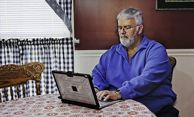 포토 JPG 해외이미지 라이프스타일 할아버지 노년 행복 인터넷 통신 가족 남편 모바일 수염 주택 한명 사람 성인 노트북 스마트폰 컴퓨터 터치패드 디지털 외침 서핑 좌절 연결 은퇴 무선전화기 시민 조부모 네트워킹 해외포토 1 남자 감정 컨셉 관계 건물 생활 전자제품 핸드폰 스마트기기 소리 수상스포츠 네트워크 전화기 국민 파일형식 이미지허브