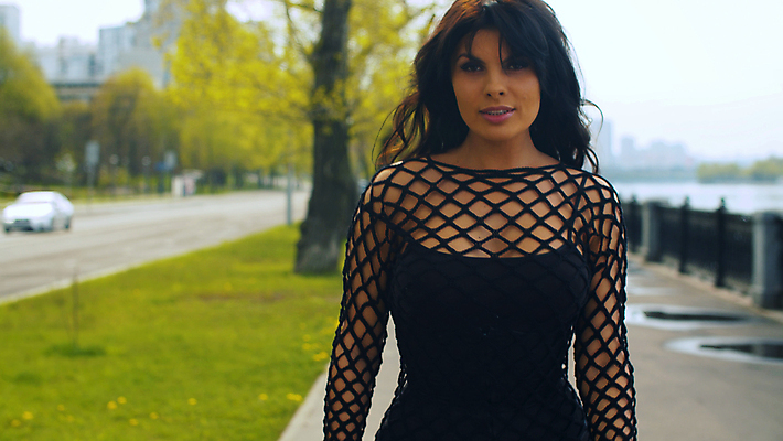 포토 JPG 해외이미지 백인 모델 라이프스타일 옷 공원 여자 행복 감정 얼굴 자연 휴가 갈색머리 한명 미소 사람 성인 야외 강 유행 검은색 봄 자유 도시 자신감 긍정 개성 내추럴 독립 진짜 해외포토 서양인 1 헤어스타일 계절 공공시설 컬러 컨셉 표정 생활 신체부위 생태계 파일형식 이미지허브