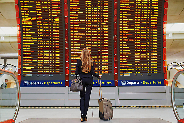 포토 JPG 해외이미지 서양인 여자 여행 휴가 한명 정장 성인 여행객 여행가방 공항 성인여자한명만 해외포토 외국인 1 옷 가방 교통시설 사람 여자한명만 성인여자만 파일형식 이미지허브