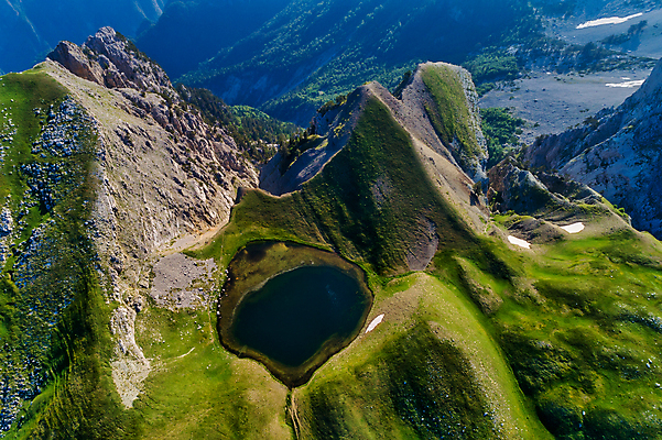 포토 JPG 해외이미지 호수 여행 백그라운드 자연 하늘 휴가 휴식 산 안테나 파노라마 국립공원 풍경 사람없음 야외 초록색 물 여름 파란색 태양 맑음 놀람 트래킹 정상 그리스 내추럴 드론 이국적 인기 파라다이스 환상 해외포토 자연요소 계절 공원 감정 유럽 컬러 컨셉 통신 레저 날씨 촬영기법 표정 생태계 파일형식 이미지허브