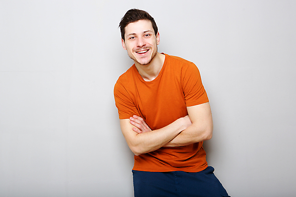 포토 JPG 해외이미지 백인 모델 1 라이프스타일 응시 남자 행복 얼굴 벽 백그라운드 한명 서기 미소 사람 성인 유행 회색 흰색 표현 자신감 시원함 만족 긍정 스타일 카피스페이스 해외포토 서양인 시선 감정 컬러 컨셉 모션 표정 생활 신체부위 공백 파일형식 이미지허브