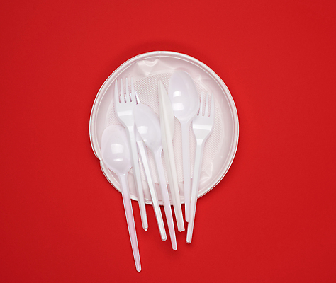 포토 JPG 해외이미지 포크 실내 사람없음 자연보호 숟가락 나이프 일회용 플라스틱 오브젝트 에코 빨간배경 일회용접시 제로웨이스트 해외포토 식기 접시 백그라운드 자연 재질 수저 내부 빨간색 환경 그린캠페인 칼 보호 사회이슈 파일형식 이미지허브