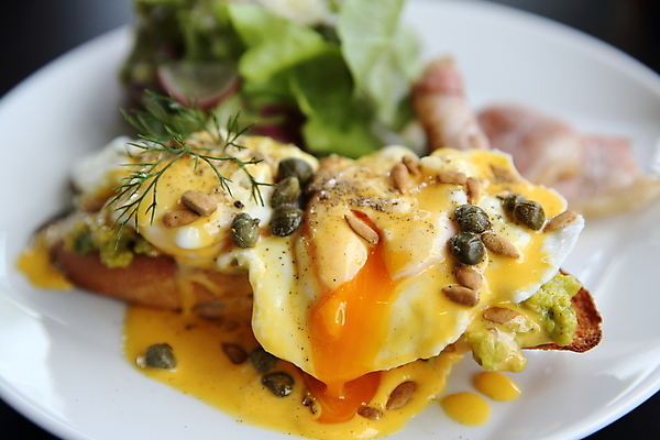 포토 JPG 해외이미지 접시 빵 검은배경 실내 사람없음 아웃포커스 샐러드 아침식사 미국음식 수란 에그베네딕트 해외포토 식기 음식 백그라운드 서양음식 촬영기법 샌드위치 내부 검은색 식사 파일형식 이미지허브